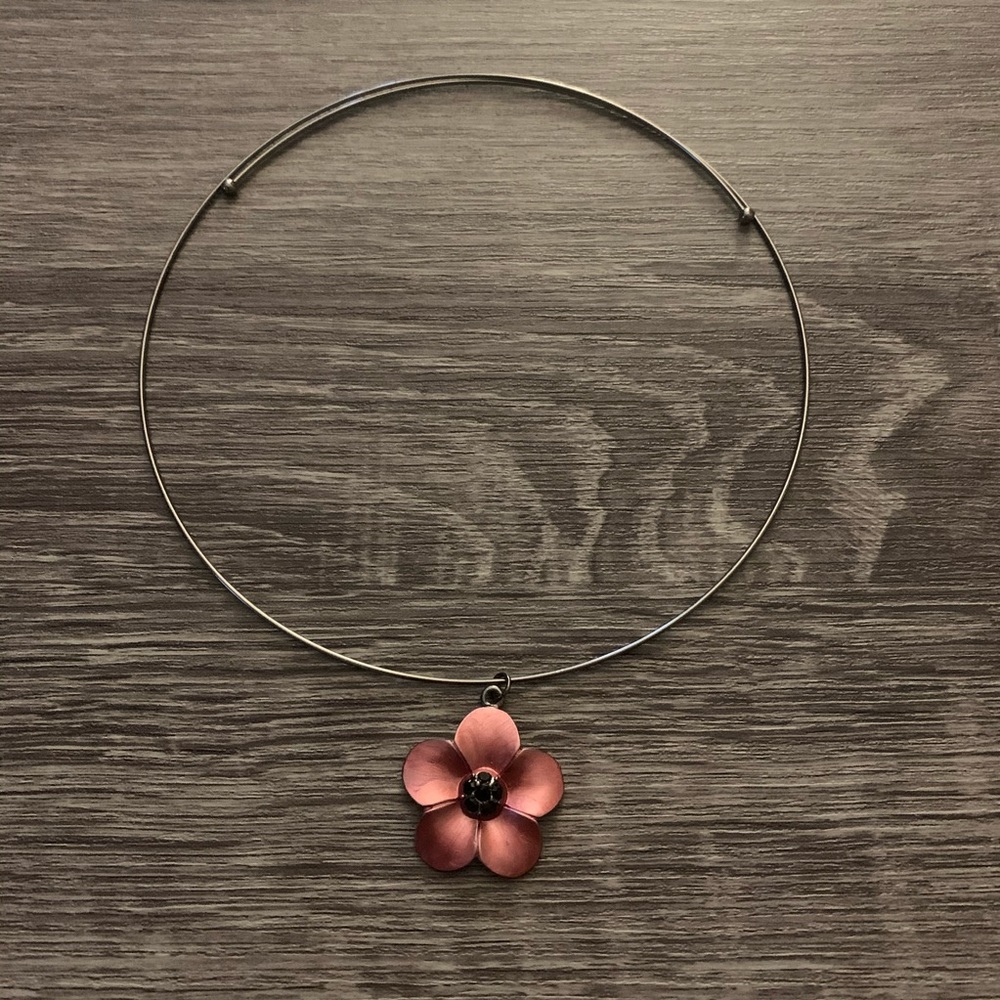 Circle flower choker